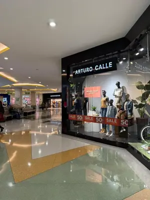 a shopping mall with a display case in the middle at Casa Bendita - Apto 102 in Medellín