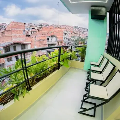 Live the Comuna 13 experience in Medellín INT 304