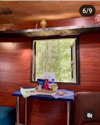 a table in a tiny house with a window at Refugio en el Árbol in Guarne
