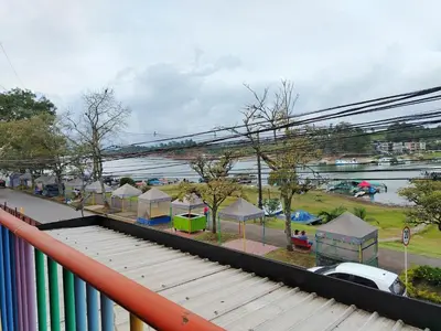 a view of a group of tents and a street at Frente al Malecón con Vista, Zona Gastronómica, PARQUEDERO GRATIS in Guatapé