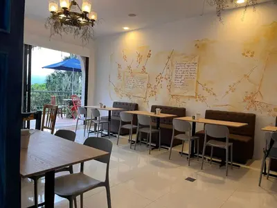 a restaurant with tables and chairs in a room at Romeral Club Campestre in La Estrella
