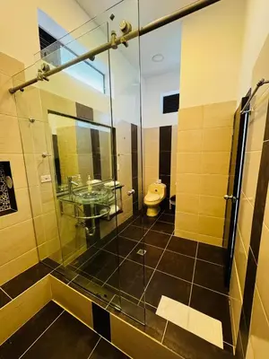 a bathroom with a glass shower and a toilet at Romeral Club Campestre in La Estrella