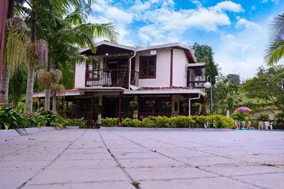 a pink house with a courtyard in front of it at Finca La Concordia in Chiquinquirá