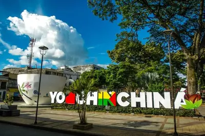 a fence with a sign that reads yo kong climbing at Hummingbird in Chinchiná
