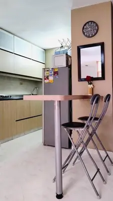 a table and chairs in a kitchen with a refrigerator at Apto 2 alcobas 2 baños 2 closet 2 camas dobles barrio cabañitas in Bello