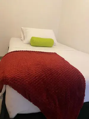 a bed with a red and white blanket on it at Hermoso y cómodo apartamento 4 habitaciones cerca al Viva Envigado in Envigado