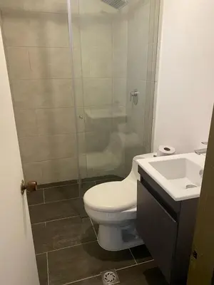 a bathroom with a toilet and a shower and a sink at Hermoso y cómodo apartamento 4 habitaciones cerca al Viva Envigado in Envigado
