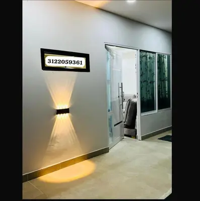 a light on a wall with a sign on it at Class Suite Apartamento Doradal in Doradal