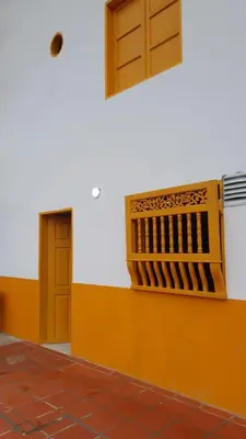 a wooden bench sitting on the side of a building at Villa Andrea Apartamento de lujo en Jericó Antioquia para 7 personas in Jericó