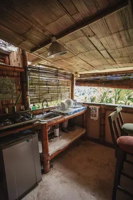 an old kitchen with a sink and a counter at Casa Azúl, Refugio Natural Jacaranda in Cocorná