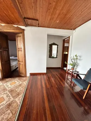 a living room with wooden floors and a wooden ceiling at El Balcón de Emma in Jardin