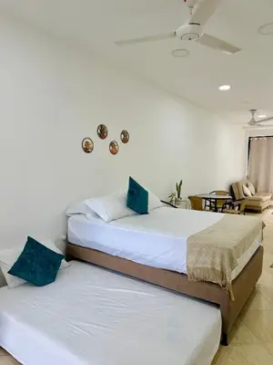 two beds sitting next to each other in a room at Alojamiento en Doradal - Apartaestudio central in Doradal