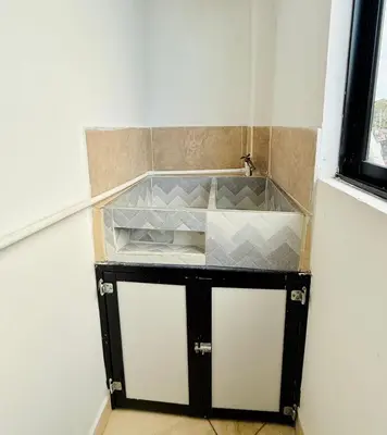 a glass cabinet in a corner of a room at Alojamiento en Doradal - Apartaestudio central in Doradal