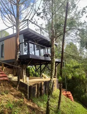 a tree house in the middle of the forest at Finca 5 Continentes - Cerca MatroCable ARVI in Guarne