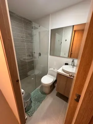 a bathroom with a toilet and a shower and a sink at Lujoso apartamento, 3 habitaciones, mejor ubicación in Medellín