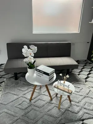 a living room with a couch and a table with books at Apartamento en Itagüí in Itagüí
