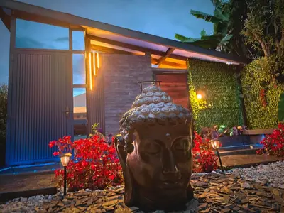 a statue of a head in front of a house at Espectacular Cabaña en Rionegro Antioquia, vista paisajes in Rionegro
