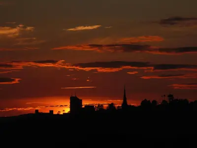 a silhouette of a city skyline at sunset at Aquí Tu Apartamento Tranquilo in Manizales