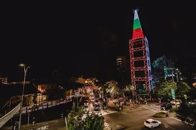 a tall tower with a red and green light on it at Aquí Tu Apartamento Tranquilo in Manizales