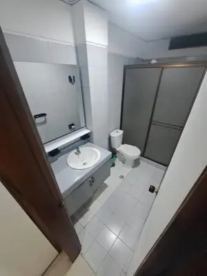 a bathroom with a sink and a shower and a toilet at Aquí Tu Apartamento Tranquilo in Manizales