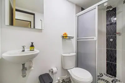 a bathroom with a toilet and a sink and a shower at Hermoso apartamento en el centro in Medellín