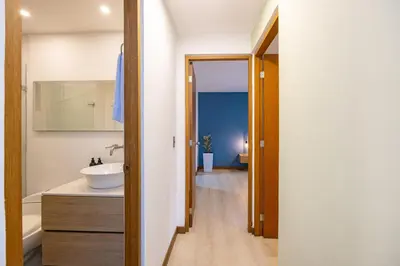 a bathroom with a white sink and a mirror at Cómodo y recién remodelado apto de 2 habitaciones cerca a Provenza in Medellín