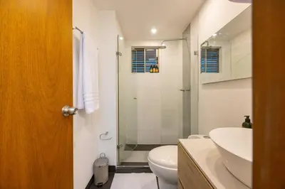 a bathroom with a toilet and a sink and a shower at Cómodo y recién remodelado apto de 2 habitaciones cerca a Provenza in Medellín