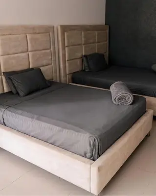 two twin beds in a room with oneleep at Finca Dubai in San Jerónimo