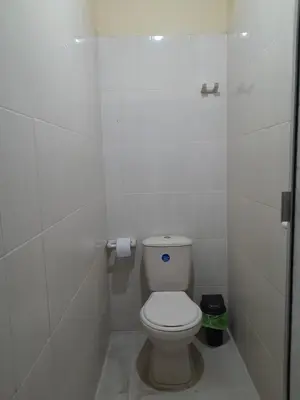 a bathroom with a white toilet in a stall at Casa de pesca in Honda