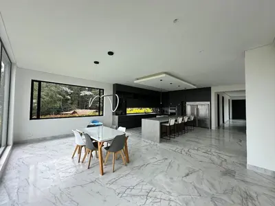 a kitchen and dining room with a table and chairs at Casa en Rionegro, a pocos minutos del aeropuerto in Rionegro