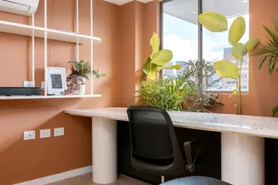 an office with a desk with a chair and plants at Magnífico apartamento de 2 habitaciones con AC y vistas en Provenza in Medellín