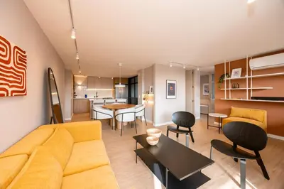 a living room with a couch and chairs and a table at Magnífico apartamento de 2 habitaciones con AC y vistas en Provenza in Medellín