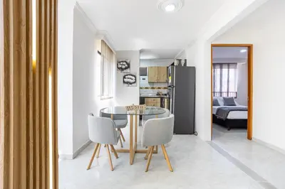 a kitchen and dining room with a table and chairs at Parque de Envigado a 350 mts, 2bd, 500mb internet in Envigado