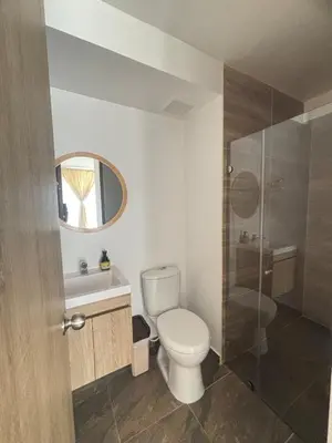 a bathroom with a toilet and a shower at Acogedor y moderno apartamento en Manizales in Manizales