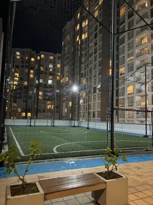a tennis court in the middle of a city at night at Acogedor y moderno apartamento en Manizales in Manizales