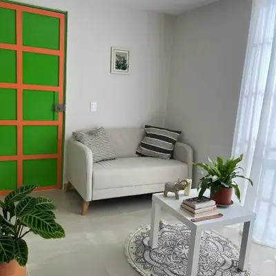 Un apartamento cálido y céntrico rodeado de jardines