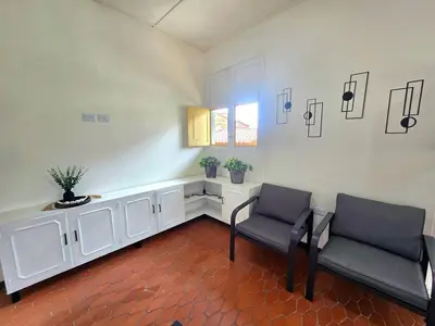 a room with two chairs and a table and a window at Rincon del Parque, Jerico - 2 Hab - 2 Cama Tarima - 1 Baño in Jericó