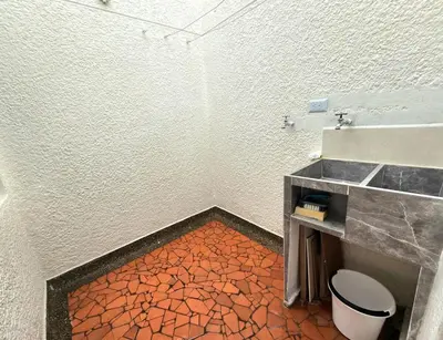 a bathroom with a sink and an orange floor at Rincon del Parque, Jerico - 2 Hab - 2 Cama Tarima - 1 Baño in Jericó