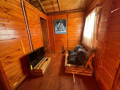 an empty room with a bench in a cabin at Cabaña Selvática y Manantiales, San Miguel Guarne in Guarne