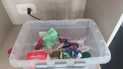a plastic container filled with toothbrushes and toothpaste at Apartamento cómodo y silencioso in Santa Fe de Antioquia