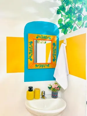 a bathroom with a sink and a mirror at Apto cerca al parque de Jardín in Jardin