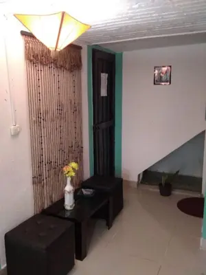 a living room with a table and a vase of flowers at DESTINY Apto Parque in San Rafael