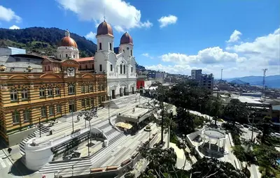 a large building with a street in front of it at Espectacular apartamento completamente dotado en Yarumal Antioquia! in Estación El Salto