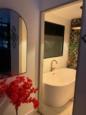 a bathroom with a white tub and a mirror at Espectacular apartamento completamente dotado en Yarumal Antioquia! in Estación El Salto