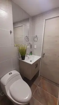 a white bathroom with a toilet and a sink at Espectacular apartamento completamente dotado en Yarumal Antioquia! in Estación El Salto