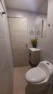 a bathroom with a white toilet and a mirror at Espectacular apartamento completamente dotado en Yarumal Antioquia! in Estación El Salto