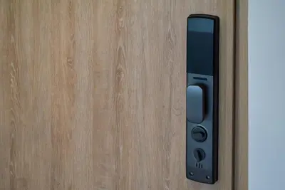 a wooden door with a black handle on it at Altura y Confort en Envigado in Envigado