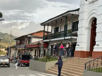 a group of people standing on the stairs of a building at Hermoso Apartamento Amoblado in Aguadas