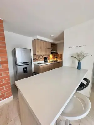 a kitchen with a white counter and a refrigerator at Apartamento Moderno Sabaneta Wifi 600mb in Sabaneta
