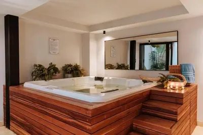 a large bath tub in a bathroom with a large mirror at Edificio Boutique Alori 15-3 in Medellín